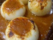 Una foto de cebollas rellenas al horno