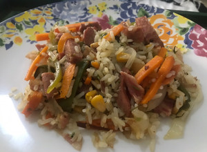 Una foto de Arroz con carnes frías y verduras