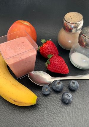 મિક્સ ફ્રૂટ શેક (Mix Fruit Shake Recipe In Gujarati) રેસીપી મુખ્ય ફોટો