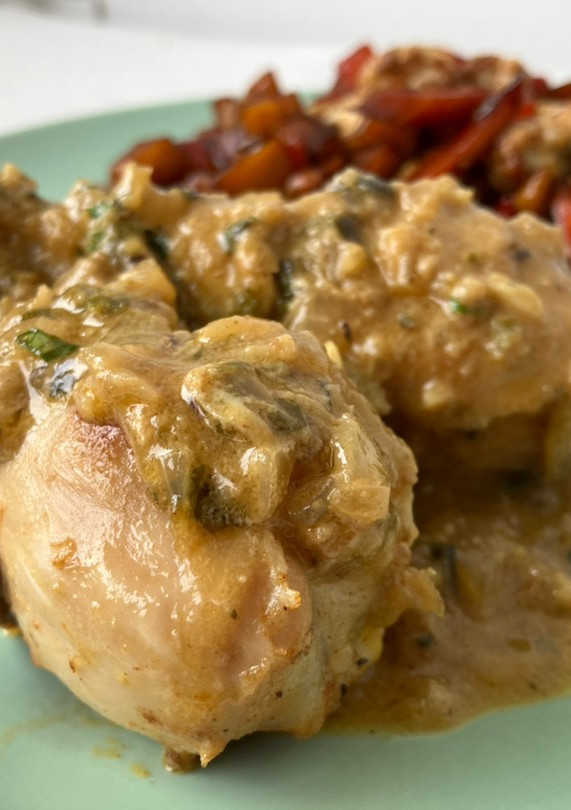 Una foto de Muslitos de pollo a la crema