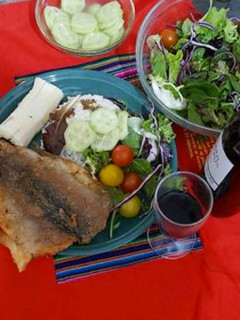 Una foto de Trucha frita con arroz, ensalada y yuca