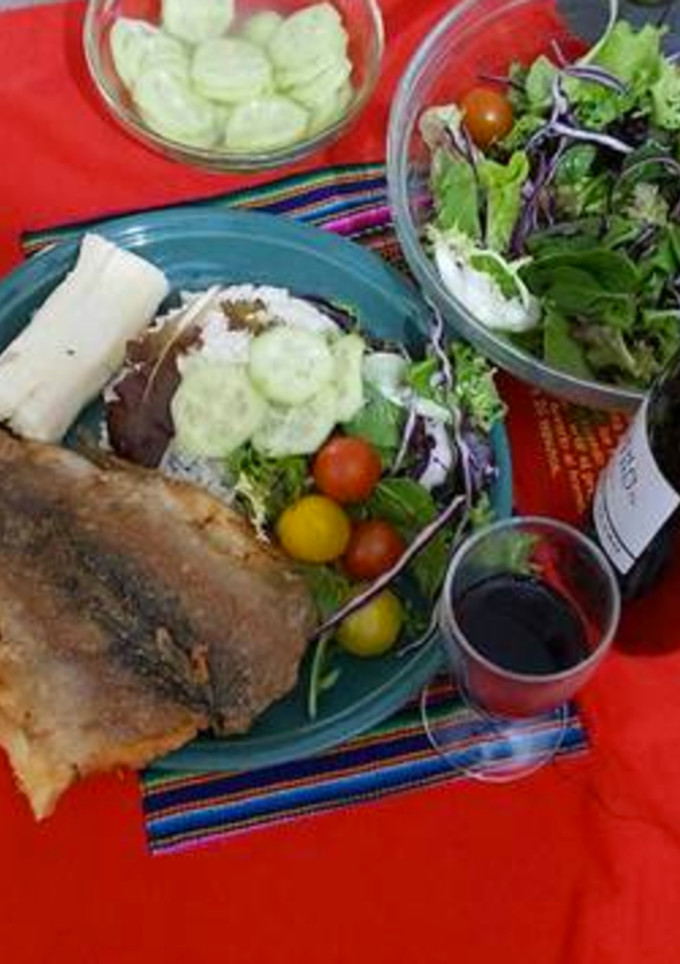 Una foto de Trucha frita con arroz, ensalada y yuca