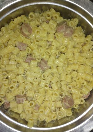 صورة لوصفة مكرونة بالصوص الابيض مع النقانق و الجبن 😋
