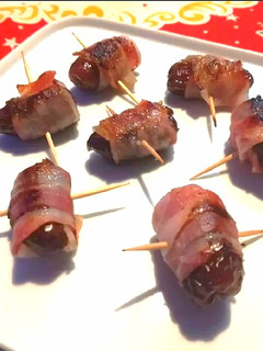 Una foto de Dátiles rellenos de queso azul envueltos con bacon