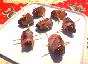 Una foto de Dátiles rellenos de queso azul envueltos con bacon