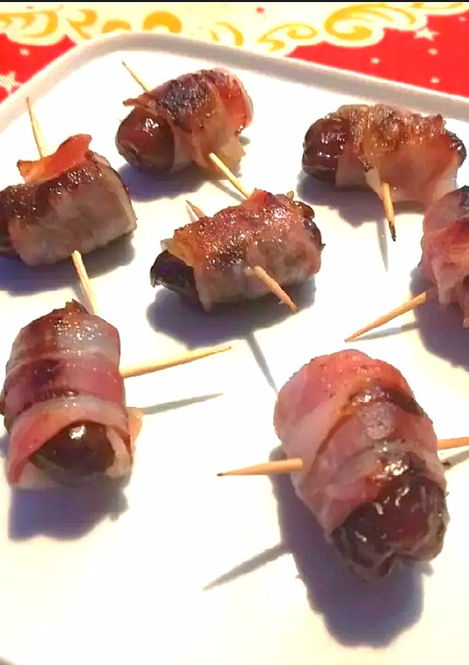 Una foto de Dátiles rellenos de queso azul envueltos con bacon