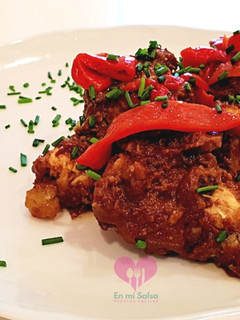 Una foto de Pechugas de pollo al curry con chocolate