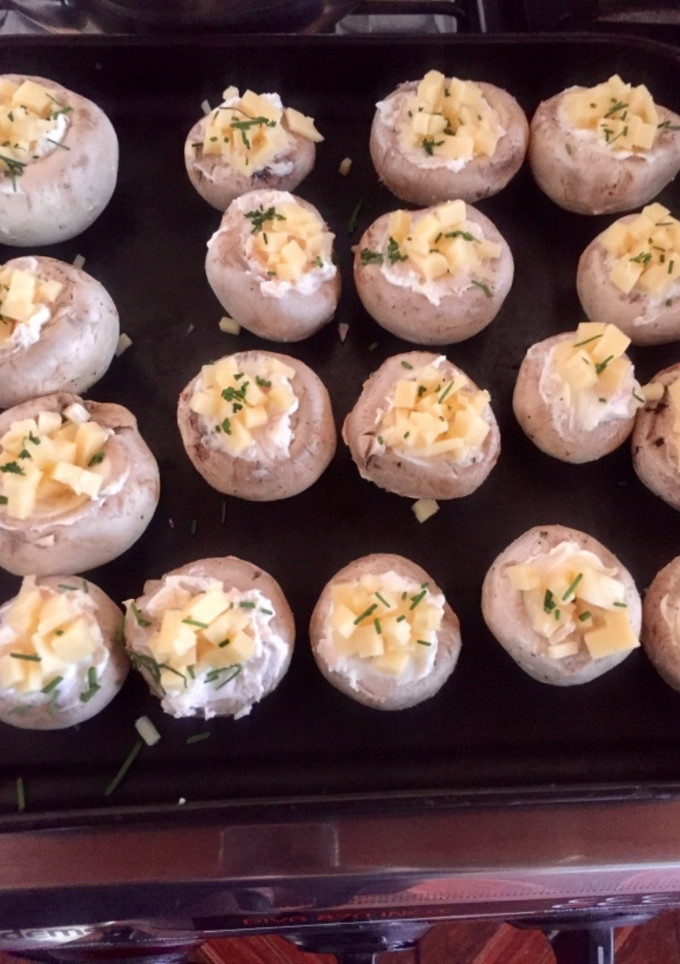 Una foto de Champiñones rellenos con queso crema y jamón 😋😋😋