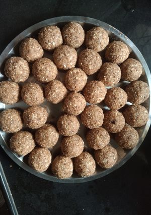 डिंक लाडू (dink ladoo recipe in marathi) रेसिपी चे मुख्य फोटो 
