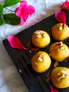 બેસન ના લાડું (besan na ladu recipe in gujarati) રેસીપી મુખ્ય ફોટો