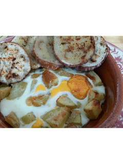Una foto de Patatas con huevo al horno y berenjenas a la plancha