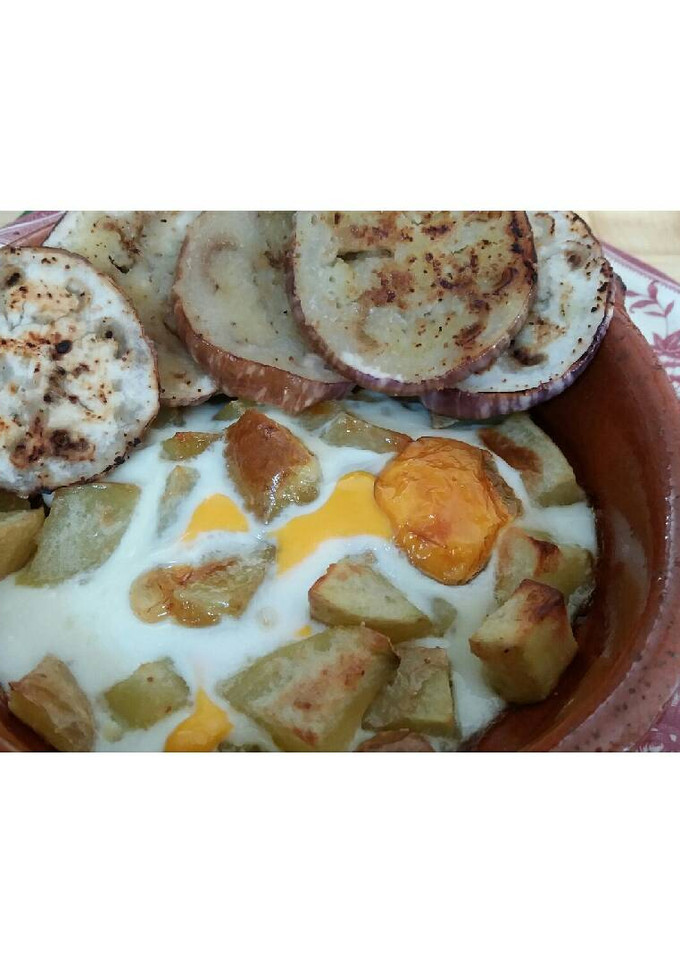 Una foto de Patatas con huevo al horno y berenjenas a la plancha
