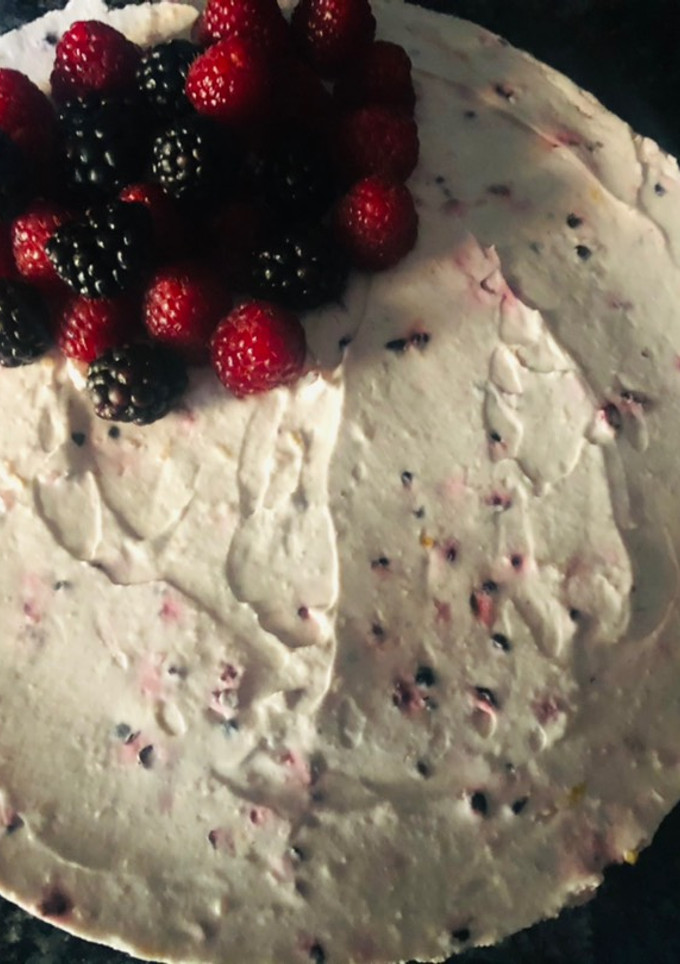 Una foto de Tarta de queso con moras y limón
