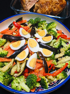 Una foto de Ensalada colorida cocida al Vapor 🥙🥦🍆🍋🥕🥚🎉😋👌 !