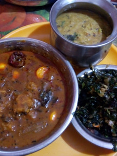 சென்னை சமையல் சுண்டைக்காய் கூட்டு, பூண்டு கருுணைக்கிழங்கு புளிக்குழம்பு,சுகர் கீரைப் பொரியல் செய்முறை முக்கிய புகைப்படம்
