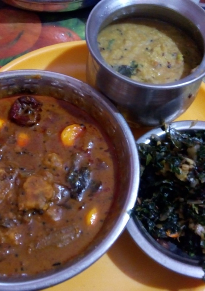 சென்னை சமையல் சுண்டைக்காய் கூட்டு, பூண்டு  கருுணைக்கிழங்கு புளிக்குழம்பு,சுகர் கீரைப் பொரியல் செய்முறை முக்கிய புகைப்படம்