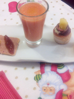 Una foto de Chupito de salmorejo con tosta de micuit y mini vol-au-vent de queso azul