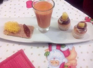 Una foto de Chupito de salmorejo con tosta de micuit y mini vol-au-vent de queso azul