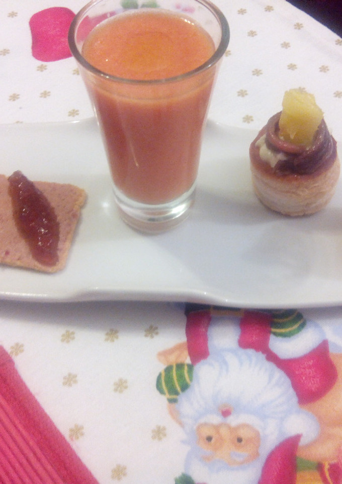 Una foto de Chupito de salmorejo con tosta de micuit y mini vol-au-vent de queso azul