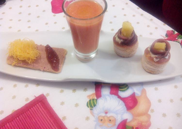 Chupito de salmorejo con tosta de micuit y mini vol-au-vent de queso azul