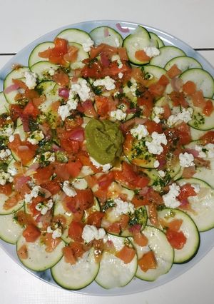 Una foto de Carpaccio de calabacín