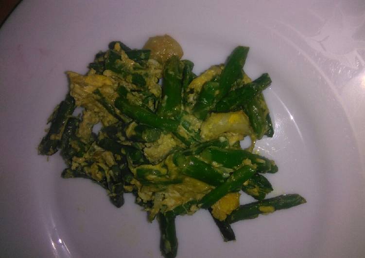 Revuelto de espárragos con gambas