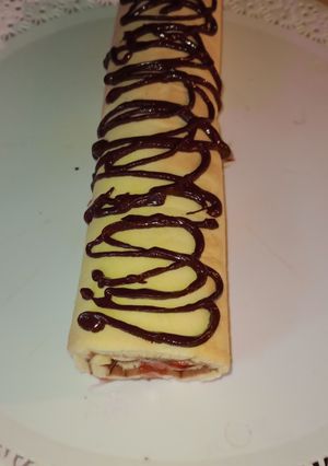 Una foto de 🍓Pionono Dulce con mermelada de frutilla y chocolate🍫