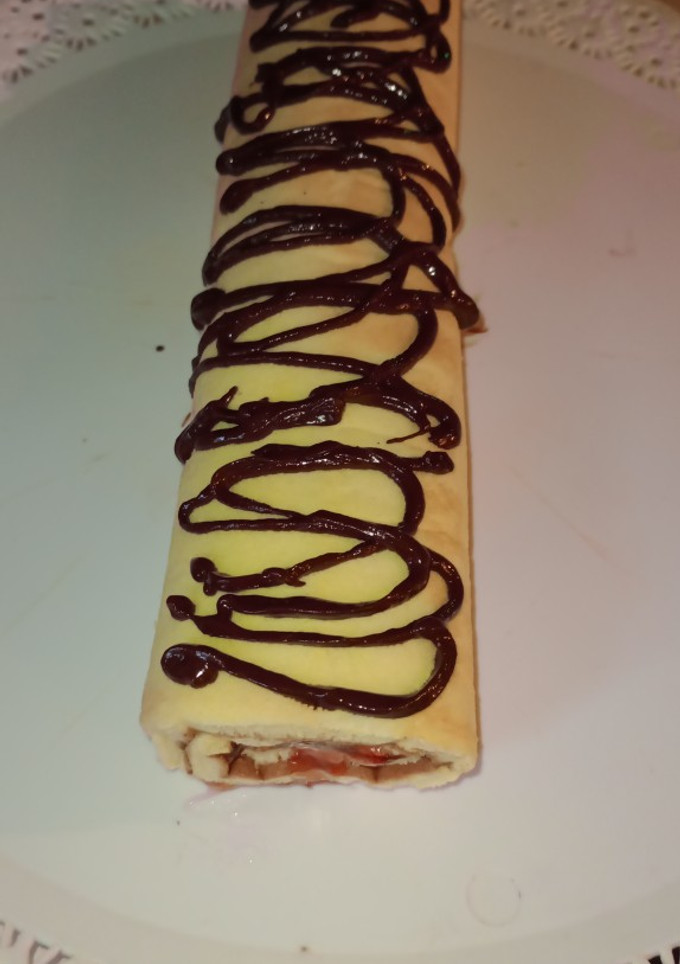 Una foto de 🍓Pionono Dulce con mermelada de frutilla y chocolate🍫