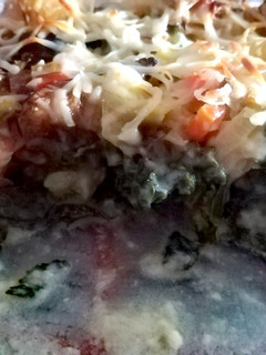 Una foto de Kale con boletus al horno