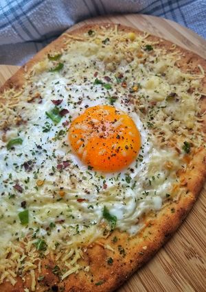 A picture of Baked Naan With Cheese, Egg & Chilli.