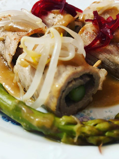Una foto de Rollitos de carne con trigueros y salsa de cebolla