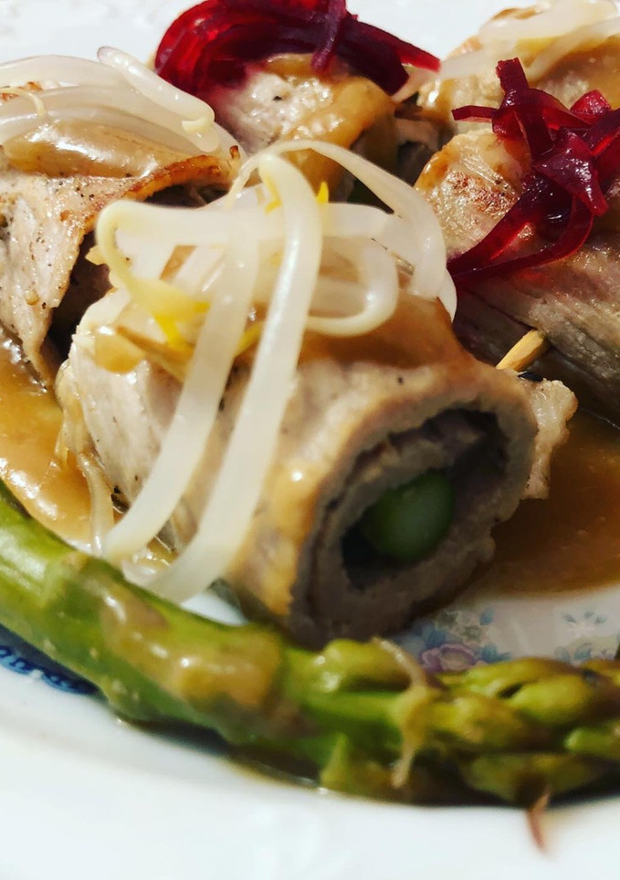 Una foto de Rollitos de carne con trigueros y salsa de cebolla