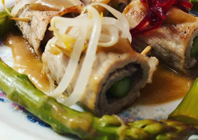 Rollitos de carne con trigueros y salsa de cebolla