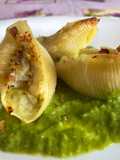 Conchiglioni Ripieni con Baccalà e Purea di Patate serviti su Crema di Pisellini