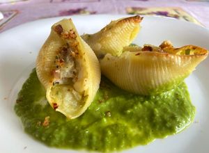 Foto di Conchiglioni Ripieni con Baccalà e Purea di Patate serviti su Crema di Pisellini