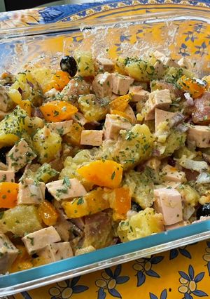 Une photo de Salade tiède marinée aux pommes de terre, cervelas, tomate, olives et oignons rouges