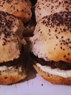 Una foto de Pan casero de hamburguesas con semillas!