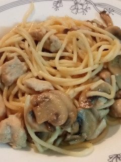 Una foto de Espaguetis con champiñones y pollo