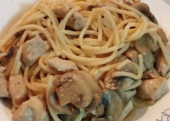 Foto principal de Espaguetis con champiñones y pollo