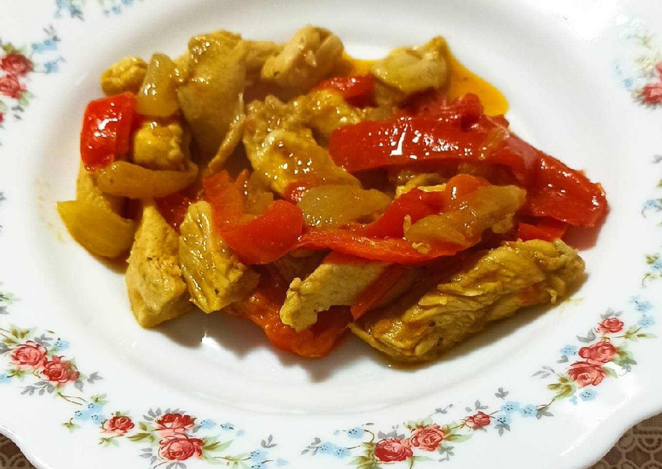 Pollo con verduras y especias