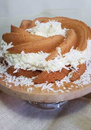 Una foto de Bundt cake de Coco y chocolate blanco// Raffaello or coconut and white chocolate!!