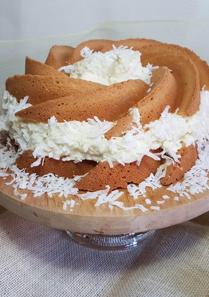Una foto de Bundt cake de Coco y chocolate blanco// Raffaello or coconut and white chocolate!!