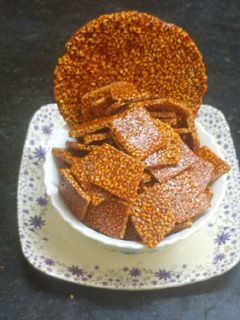 तिळगुळ वडी (tilgul wadi recipe in marathi) रेसिपी चे मुख्य फोटो