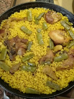 Una foto de Paella pollo y conejo