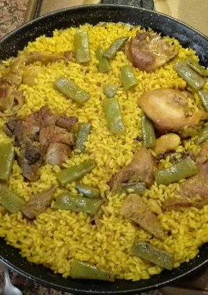 Una foto de Paella pollo y conejo