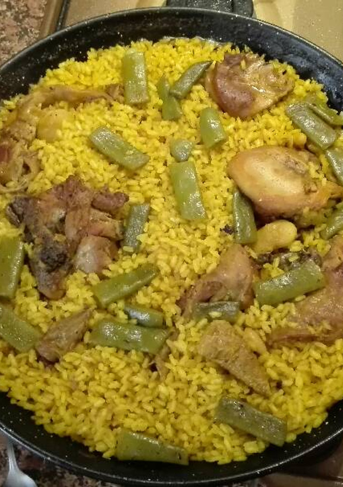 Una foto de Paella pollo y conejo