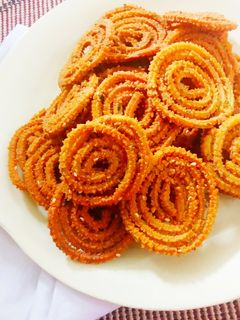 भाजणीची चकली (bhajani chakali recipe in marathi) रेसिपी चे मुख्य फोटो