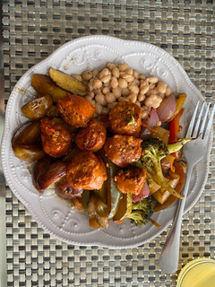 Una foto de Verduras al horno con salchicha y frijoles