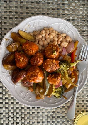 Una foto de Verduras al horno con salchicha y frijoles