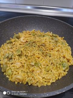 Una foto de Fideuá con gambas y habas